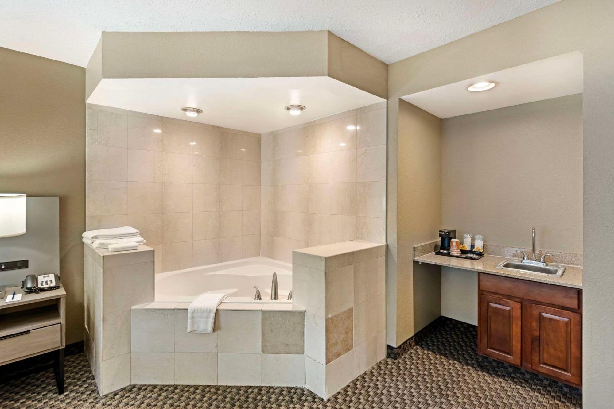 Comfort Inn & Suites Carneys Point Extérieur photo